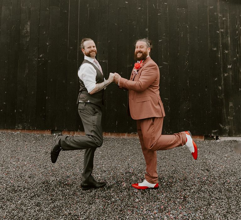 groom-and-best-man-funny-wedding-photo