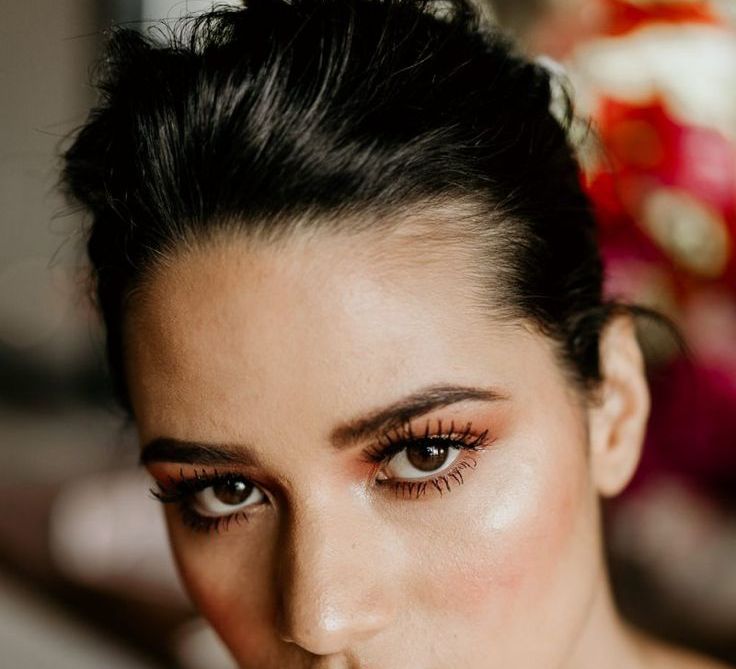 bride-wearing-natural-glowy-wedding-makeup