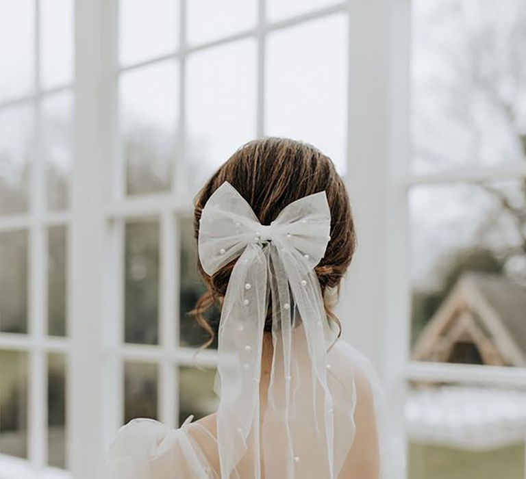 wedding-hair-bow-with-pearls-Wyldbee-Photography