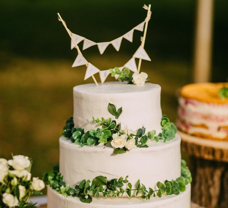 Rustic Cake Table With Wooden Log Slices