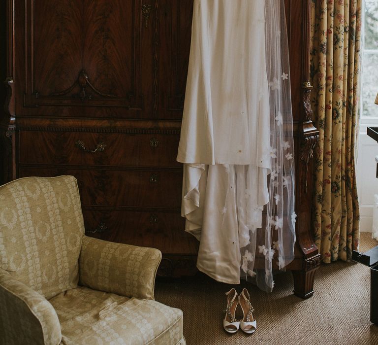 Bride In Suzanne Neville For A Rustic Wedding At The Byre Of Inchyra Scotland With Images From Maureen Du Preez