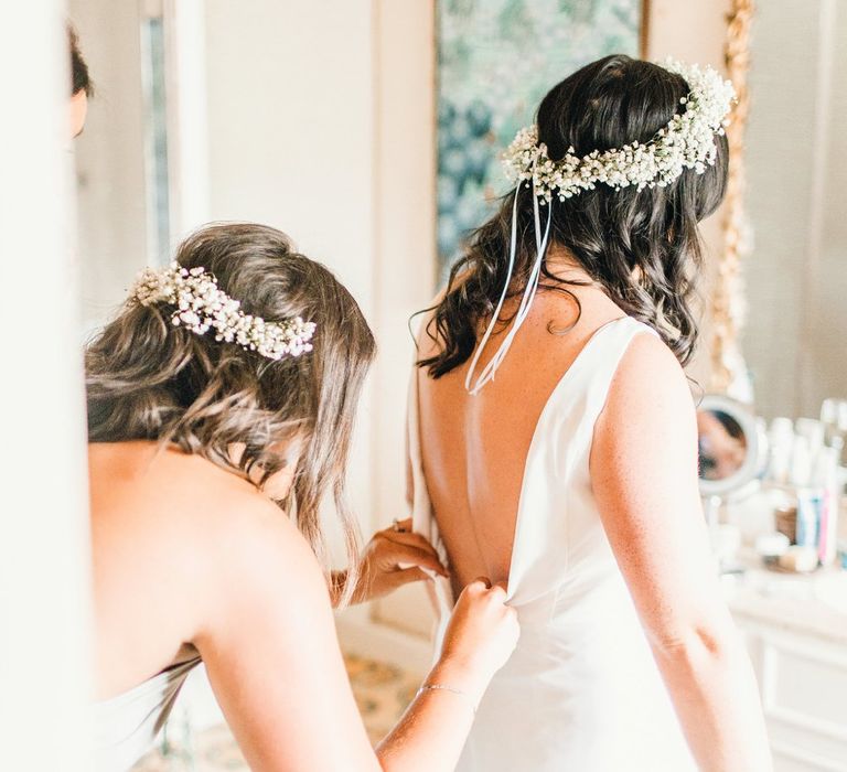 Helping the Bride | Green Wheat Floral crowns | Photography by Jessica Reeve.