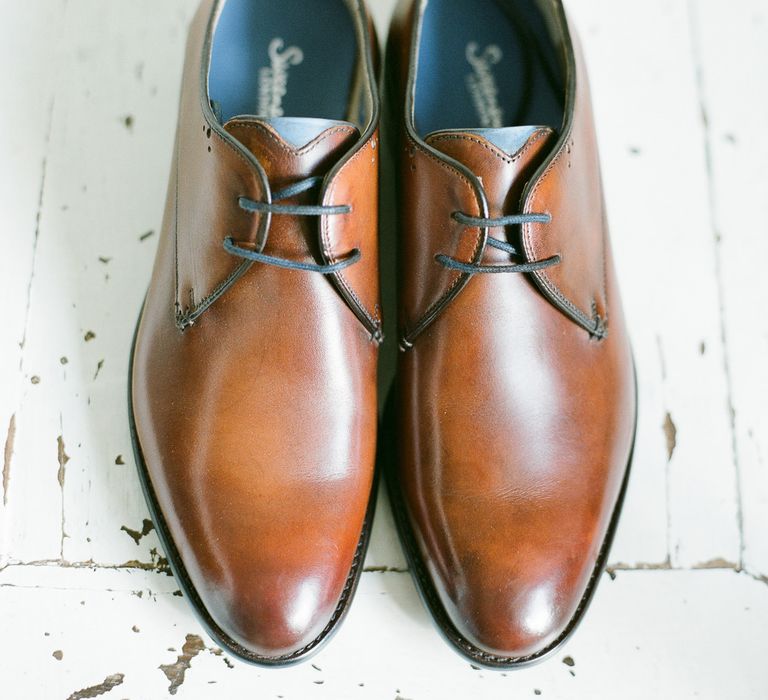 Tan Wedding Grooms Shoes | Classic Green & White Outdoor Country Wedding at Voewood in Norfolk, Planned & Styled by Vanilla Rose Weddings & Events | Julie Michaelsen Photography