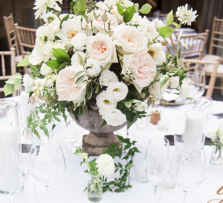 Clear Platter with Gold Edge Place Setting | Floral Centrepiece | Elegant Hampton Manor Wedding with Floral Decor | Xander & Thea Fine Art Wedding Photography