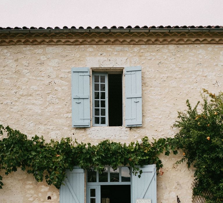 Country Wedding in French farmhouse. Photography by Marcos Sanchez with Bride in Leanne Marshall.