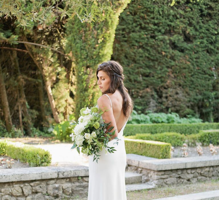 Bride in Charlie Bear Gown with White Bouquet | Greenery on the French Riviera | Purewhite Photography | D'amour et de deco Styling