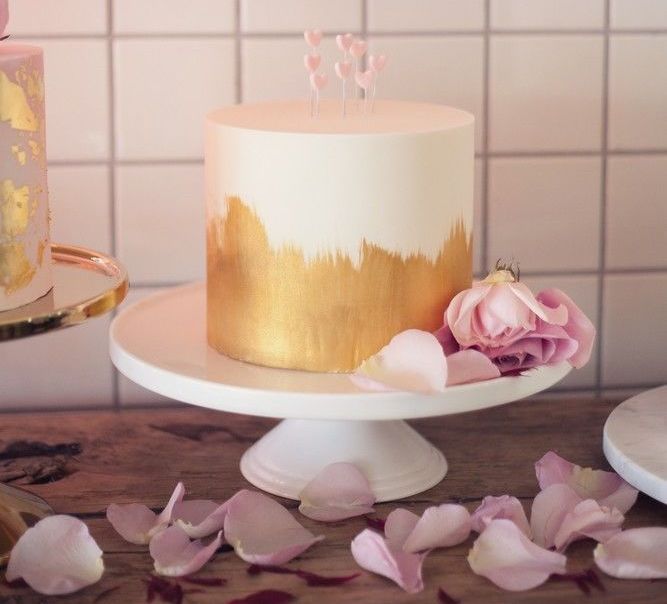 Pink & Gold Cake For Bridal Shower Via <a href="https://www.lenzo.com.au/blog/think-pink-bridal-shower" rel="noopener" target="_blank">Party With Lenzo</a>