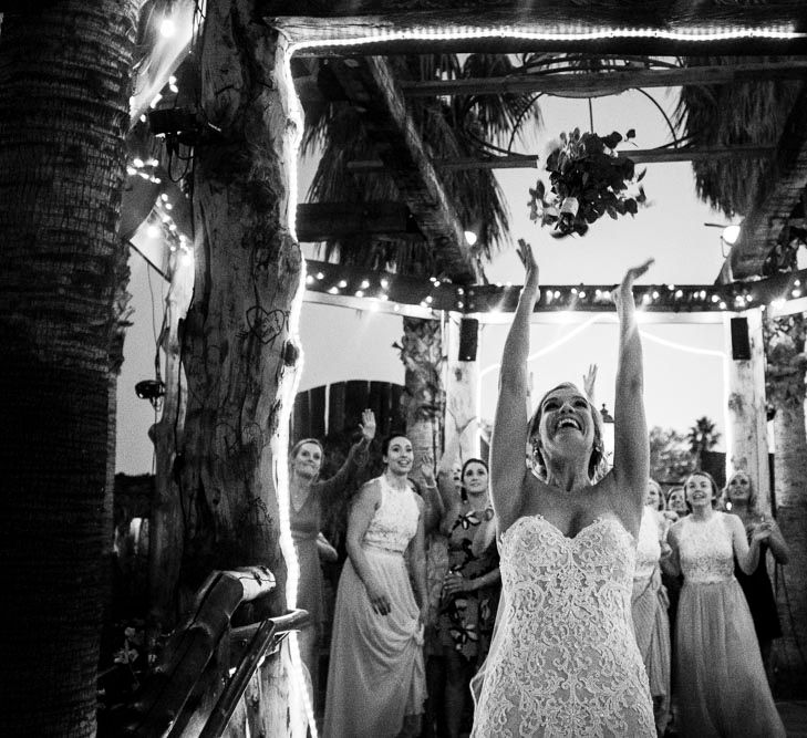 Bouquet Toss | Bride in Essense Designs Wedding Dress | Outdoor Ceremony at Boojum Tree in Phoenix, Arizona | Lee Meek Photography