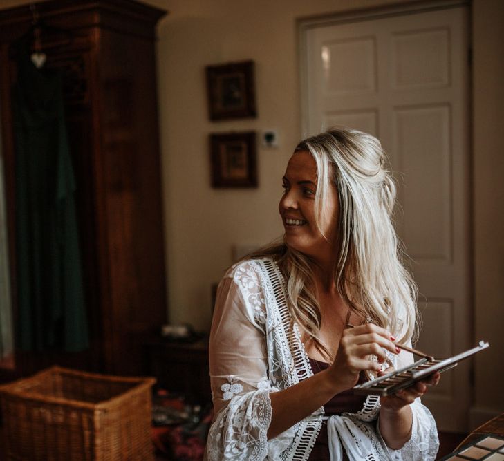 Bride getting ready | Farmhouse at Redcoats | Green Antlers Photography