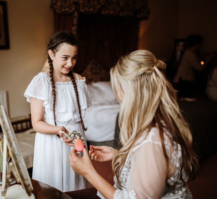 Bride getting ready | Farmhouse at Redcoats | Green Antlers Photography