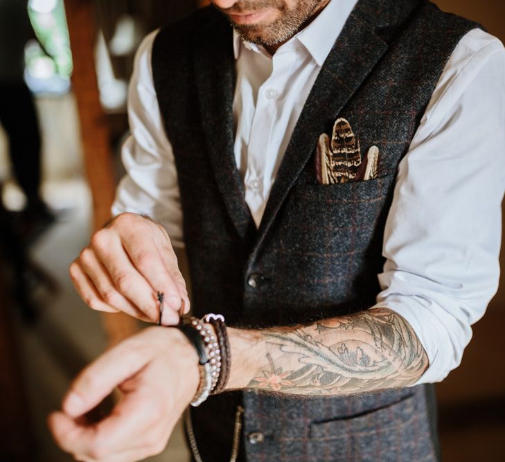 Groom getting ready | Farmhouse at Redcoats | Green Antlers Photography