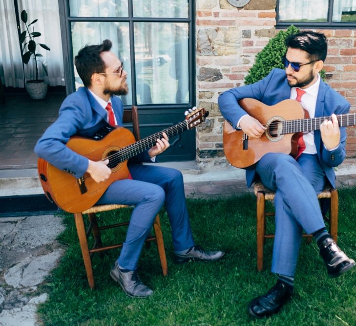 Guitarist | Wedding Entertainment | Outdoor Intimate Wedding at Casa Cornacchi in Tuscany, Italy | Dale Weeks Photography