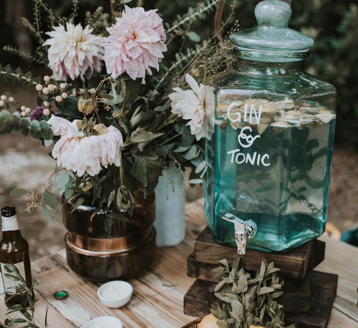 DIY Drinks station | Outdoor wedding | Image by Louise Scott