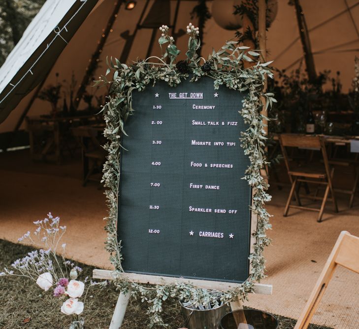 DIY Signage and decor | Outdoor wedding | Boho vibes | Image by Louise Scott