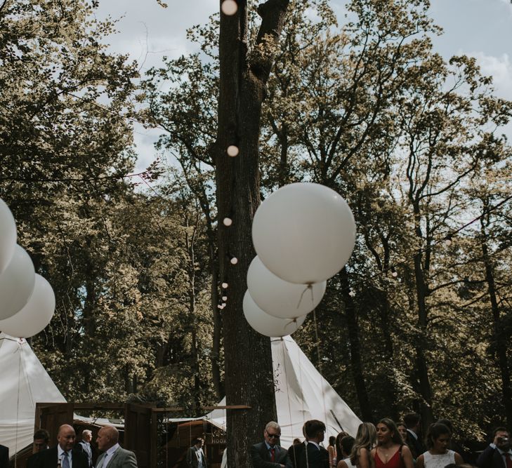 White decor | Outdoor wedding | Boho vibes | Image by Louise Scott