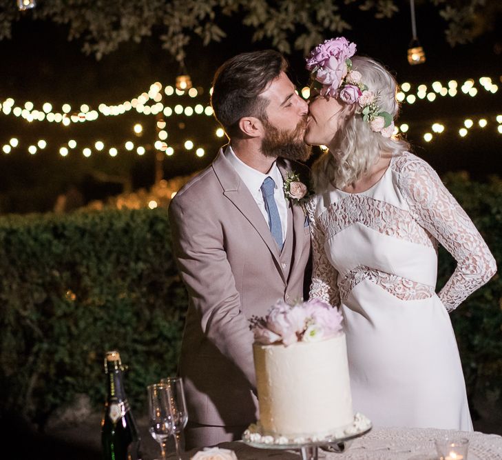 Cutting the Cake | Boho Bride in Lace Rime Arodaky Olsen Gown & Flower Crown | Tuscany Wedding | Due su Due Photography