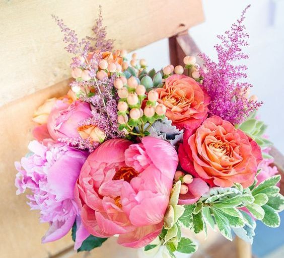 Image via <a href="https://www.alowcountrywed.com/blog2015best-wedding-bouquets.jpg" target="_blank">A Lowcountry Wedding</a>