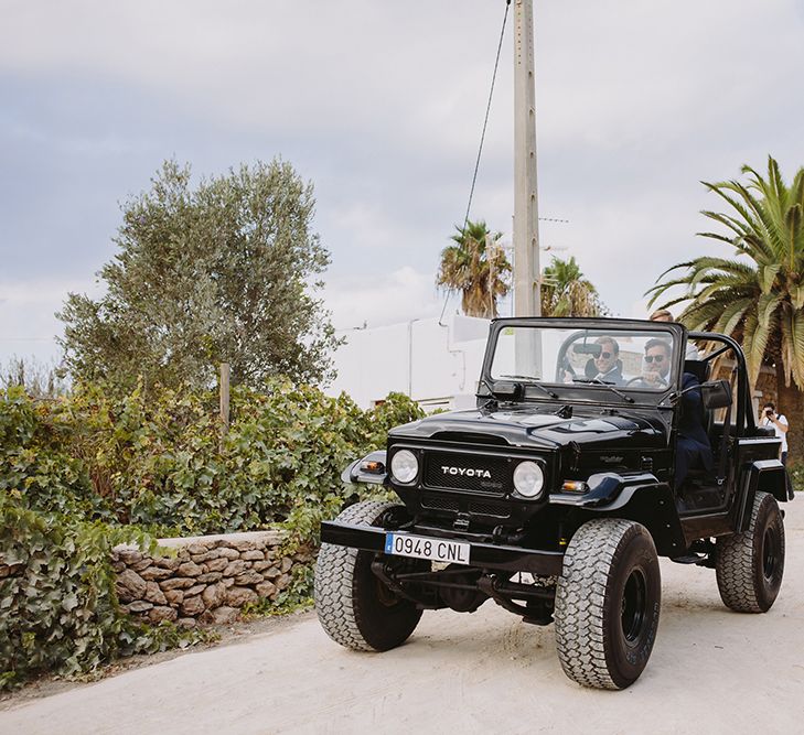 Groomsmen in Jeep | Raquel Benito Photography