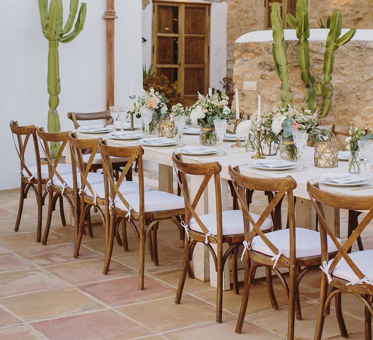 Peach & Gold Tablescape | Outdoor Las Cicadas Ibiza Destination Wedding | Raquel Benito Photography