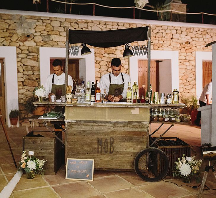 Peach & Gold Table Decor | Outdoor Las Cicadas Ibiza Destination Wedding | Raquel Benito Photography