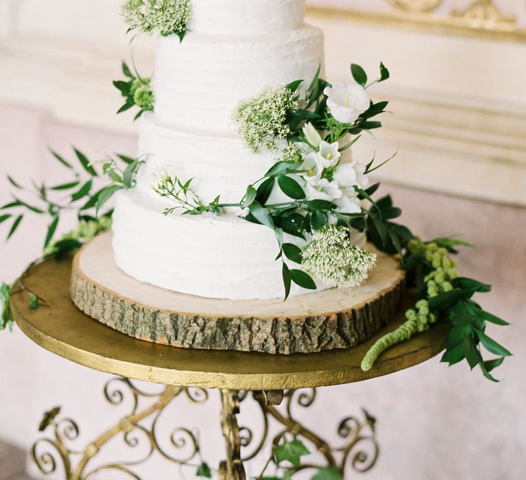 Foliage Decorated Wedding Cake | Summer Styling Redefined | Cake by <a href="https://www.averybelovedwedding.com" rel="noopener" target="_blank">A Very Beloved Wedding</a> | Image by <a href="https://ashleyludaescher.com" rel="noopener" target="_blank">Ashley Ludaescher</a>