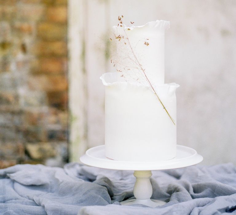 Stunning Minimalist Wedding Cake | Summer Styling Reimagined | Styling by <a href="https://www.onestylishday.com" rel="noopener" target="_blank">One Stylish Day</a> | Image by <a href="https://www.samanthawardphotography.co.uk" rel="noopener" target="_blank">Samantha Ward Photography</a>