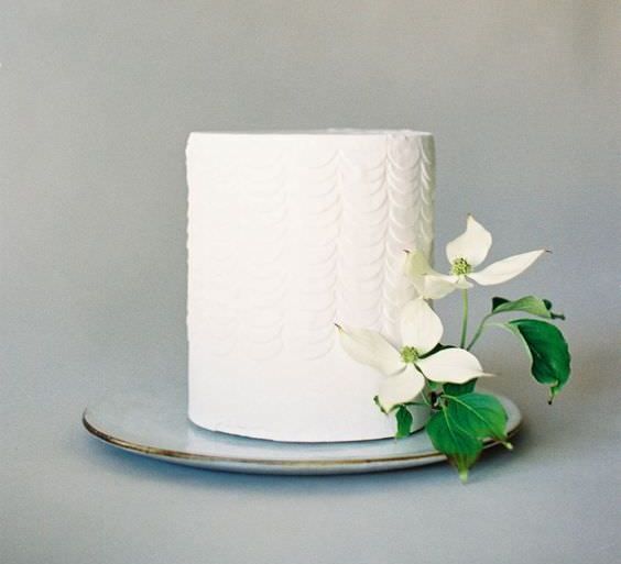 Botanical Wedding Cake | Summer Styling Reimagined | Image via <a href="https://www.studiomondine.com" rel="noopener" target="_blank">Studio Mondine</a> | Cake by <a href="https://ninecakes.com" rel="noopener" target="_blank">Nine Cakes</a> | Image by <a href="https://jenhuangphoto.com" rel="noopener" target="_blank">Jen Huang</a>