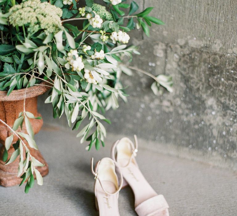 Bridal Shoes | Summer Styling Reimagined | Styling by <ahref="https://www.averybelovedwedding.com/" rel="noopener" target="_blank”>A Very Beloved Wedding</a> | Image by <ahref="https://www.stefaniekapraphoto.com" rel="noopener" target="_blank”> Stefanie Kapra</a>