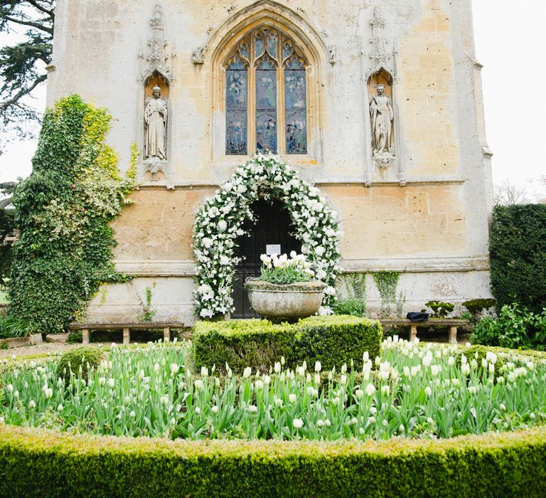 White & Green Floral Arch | Summer Styling Reimagined | Styling by <a href="https://www.sweetpeaandblossom.com " rel="noopener" target="_blank”>Sweetpea and Blossom</a> | Image by Image by <a href="https://www.google.com/url?sa=t&rct=j&q=&esrc=s&source=web&cd=1&cad=rja&uact=8&ved=0ahUKEwjfj6SFn7rbAhUKBMAKHYBcDVoQFggoMAA&url=https://www.jayrowden.com" rel="noopener" target="_blank”>Jay Rowden</a>