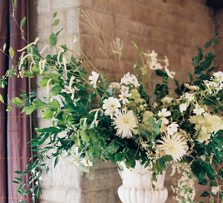 Summer White Florals | Summer Styling Reimagined | Florals by <a href="https://www.vervainflowers.co.uk/" rel="noopener" target="_blank”>Vervain </a> | Image by <a href="https://www.victoriaphippsphotography.co.uk/blog/" rel="noopener" target="_blank”>Victoria Phipps Photo</a>