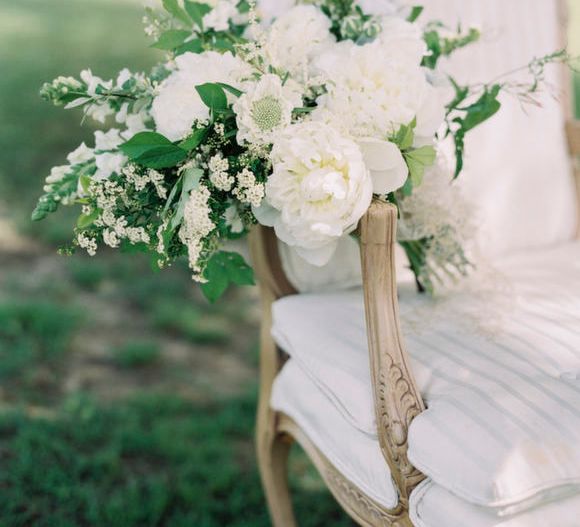 Elegant White Bouquet | Summer Styling Reimagined | Image via <a href="https://weddingsparrow.com/article/classic-elegant-white-wedding-ideas/" rel="noopener" target="_blank”>Wedding Sparrow </a> | Florals by <a href="https://www.kellylenard.com/20nq0iq582unk0lx236cvgf533bfzy " rel="noopener" target="_blank”>Intertwine </a> | Image by <a href="https://laurenalbanesephotography.blogspot.com/ " rel="noopener" target="_blank”>Lauren Albanese </a>