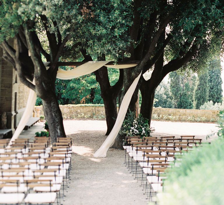 Outdoor Wedding Ceremony | Summer Styling Reimagined | Styling by <a href="https://www.averybelovedwedding.com" rel="noopener" target="_blank">A Very Beloved Wedding</a> | Image by <a href="https://www.stefaniekapraphoto.com" rel="noopener" target="_blank">Stefanie Kapra</a>