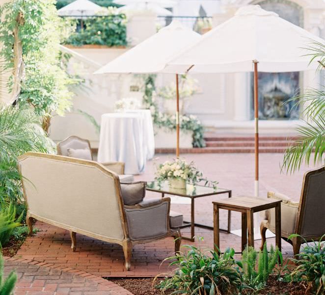 Outdoor cocktail reception | Summer Styling Reimagined | Image via <a href="https://www.fabmood.com/tulle-wedding-gown-tuscan-inspired-wedding/" rel="noopener" target="_blank”>Fab Mood</a> | Image by <a href="https://jenhuangphoto.com/" rel="noopener" target="_blank”>Jen Huag Photography</a>