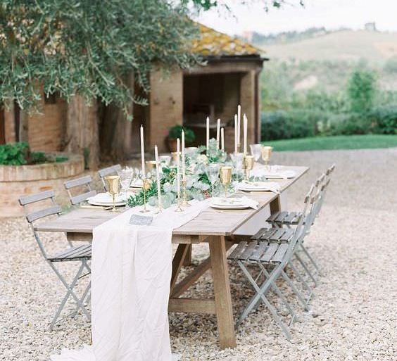 Destination Wedding Table Styling | Summer Styling Reimagined | Image via <a href="https://weddingsparrow.com" rel="noopener" target="_blank">Wedding Sparrow</a> | Image by <a href="https://www.savan-photography.com/" rel="noopener" target="_blank">Savan Photography</a>