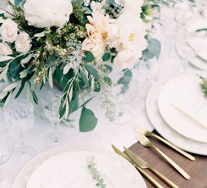 Beautiful Table Decor | Summer Styling Reimagined | Image via <a href="https://www.fabmood.com/tulle-wedding-gown-tuscan-inspired-wedding/" rel="noopener" target="_blank”>Fab Mood</a> | Image by <a href="https://jenhuangphoto.com/" rel="noopener" target="_blank”>Jen Huag Photography</a>