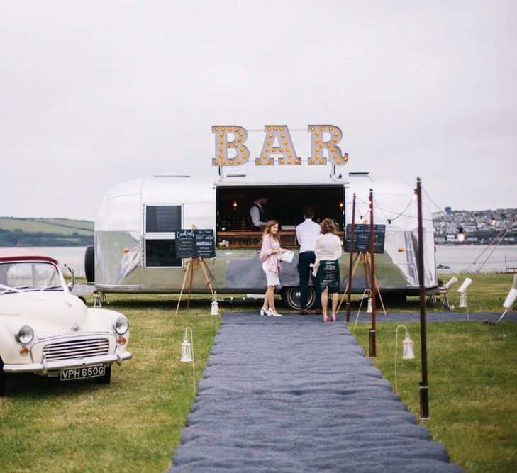 Air Stream Bar For Weddings // <a href="https://www.thebuffalo.co.uk/" rel="noopener" target="_blank">The Buffalo Bar</a> // Image By A Thing Like That Photography