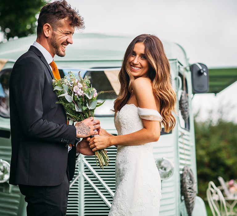 Prosecco Van In Vintage Citroen // <a href="https://www.rockmywedding.co.uk/thelist/suppliers/la-belle-vie-artisans/" rel="noopener" target="_blank">La Belle Vie Artisans</a>