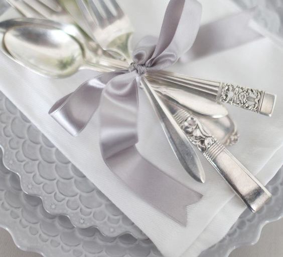 Image via <a href="https://decozilla.com/2014/08/wedding-place-setting-ideas/" target="_blank">Decozilla</a>