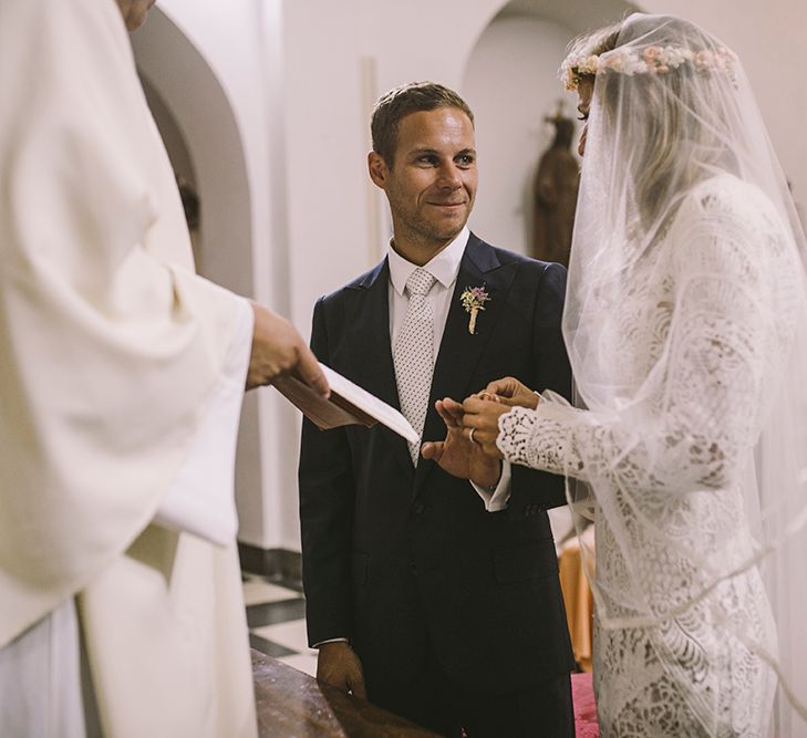 Wedding Ceremony | Bride in Yolan Cris Lace Wedding Dress | Groom in Corvus Barcelona Suit | Sara Frost Photography | AMS Love in Video