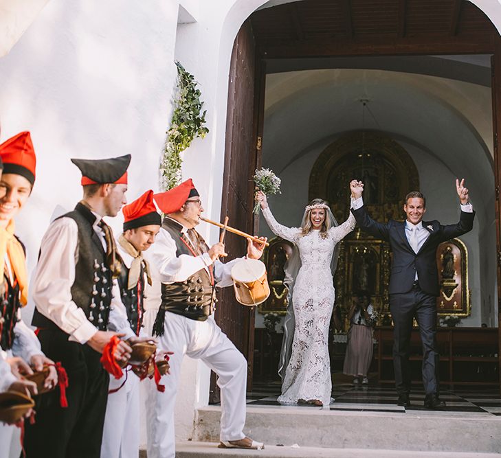 Wedding Ceremony | Bride in Yolan Cris Lace Wedding Dress | Groom in Corvus Barcelona Suit | Sara Frost Photography | AMS Love in Video