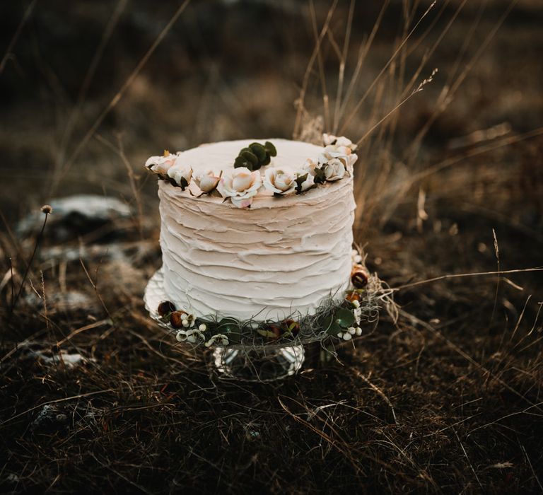 Single Tier Iced Wedding Cake | A Wild Bohemian Bride in the Majella National Park, Abruzzo, Italy | Planned &amp; Styled by Antonia Luzi | Federico Lanuto Photography