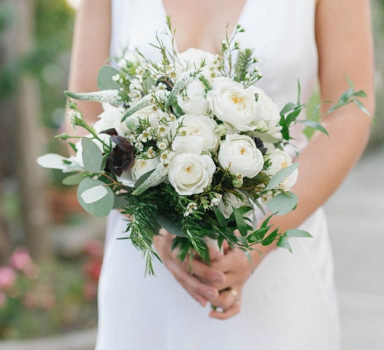 White Wedding Flowers For Simple But Stylish Wedding