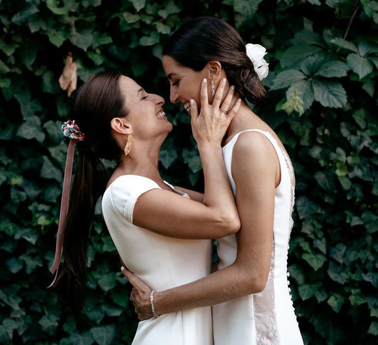 Floral hairpieces for same-sex couple