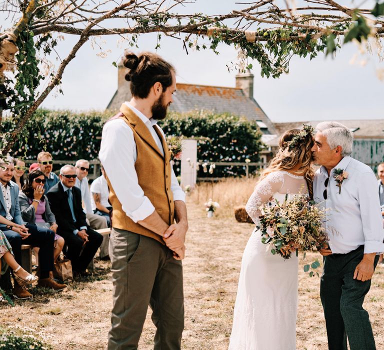 Bride kisses father as she gets to altar