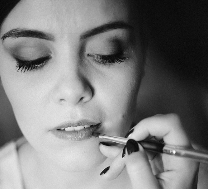 Wedding Morning Bridal Makeup | Stylish Pink Wedding at Terzo di Danciano, Tuscany, Italy | Lucrezia Senserini Photography | Film by Righi Photography