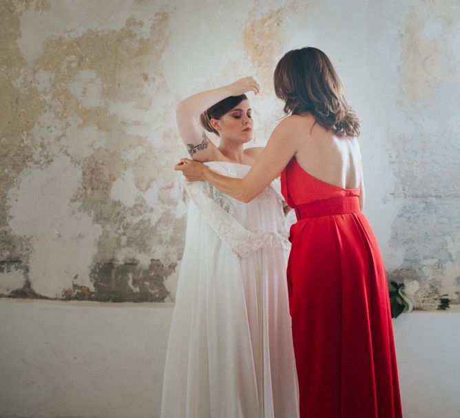 Wedding Morning Bridal Preparations | Stylish Pink Wedding at Terzo di Danciano, Tuscany, Italy | Lucrezia Senserini Photography | Film by Righi Photography