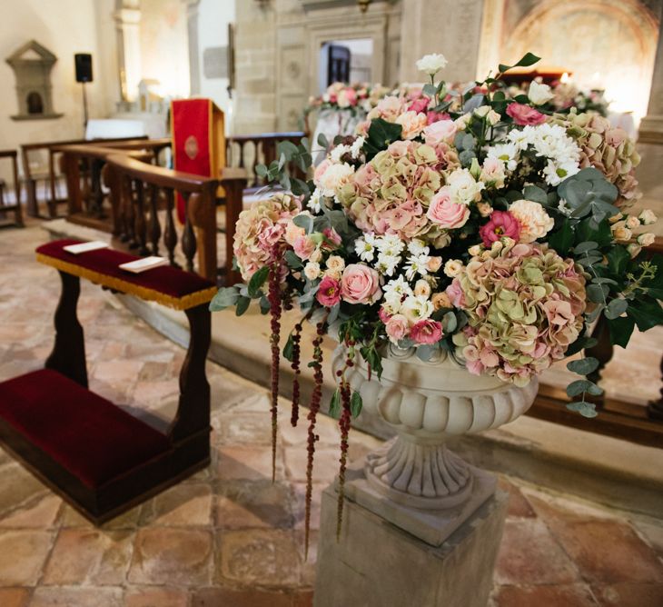 Blush Pink Roses &amp; Hydrangea Flower Arrangement | Stylish Pink Wedding at Terzo di Danciano, Tuscany, Italy | Lucrezia Senserini Photography | Film by Righi Photography