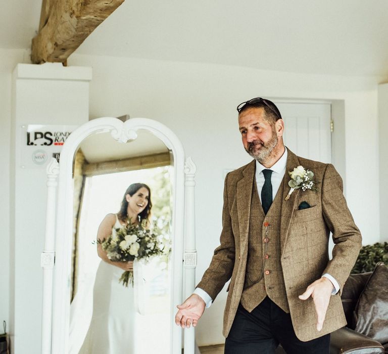 Bride's dad sees her in dress for first time