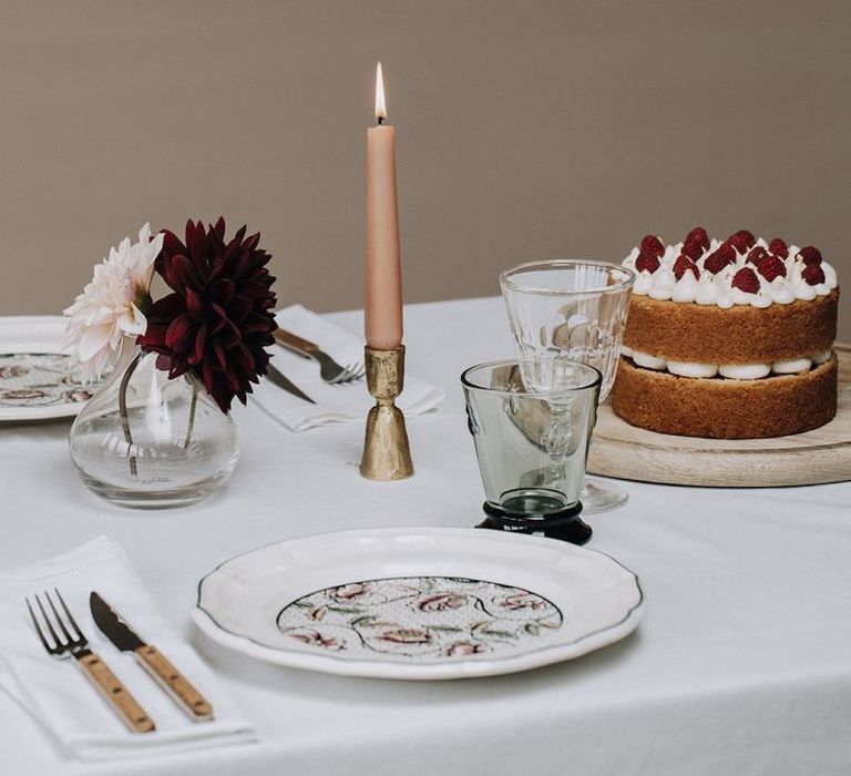 Patterned dinner service and naked cake