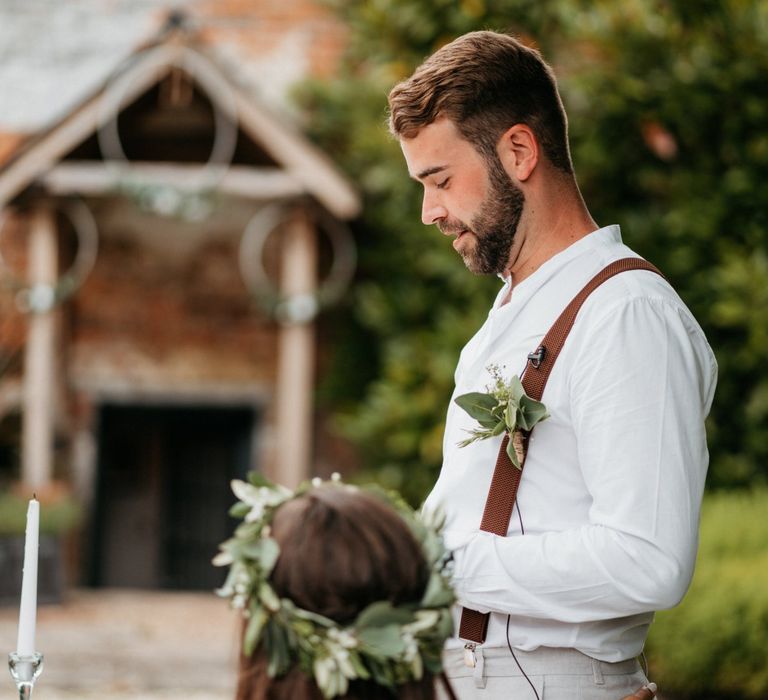 Groom makes wedding speech wearing braces at outdoor garden wedding